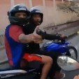 Com câmera no capacete, motociclista grava assalto no Rio: 'Perdi' (Reprodução/Record TV Rio)